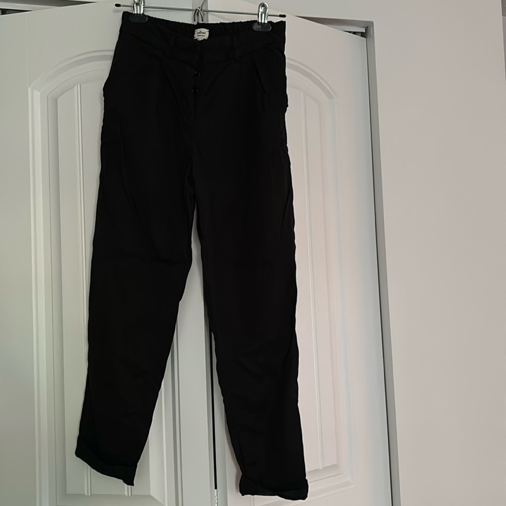 3/4 pants Aritzia. Soft flowy texture